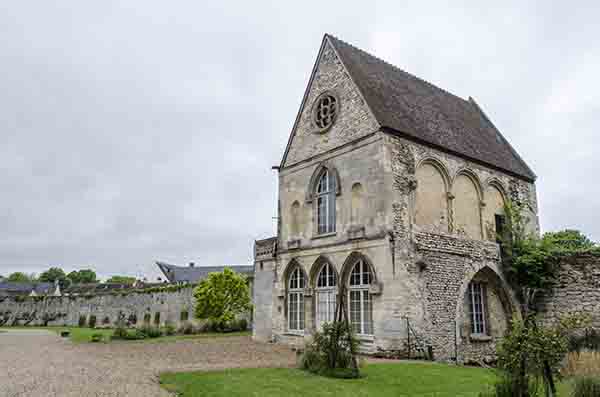 Francia - Senlis 10 - parque de los restos del castillo real de Senlis.jpg